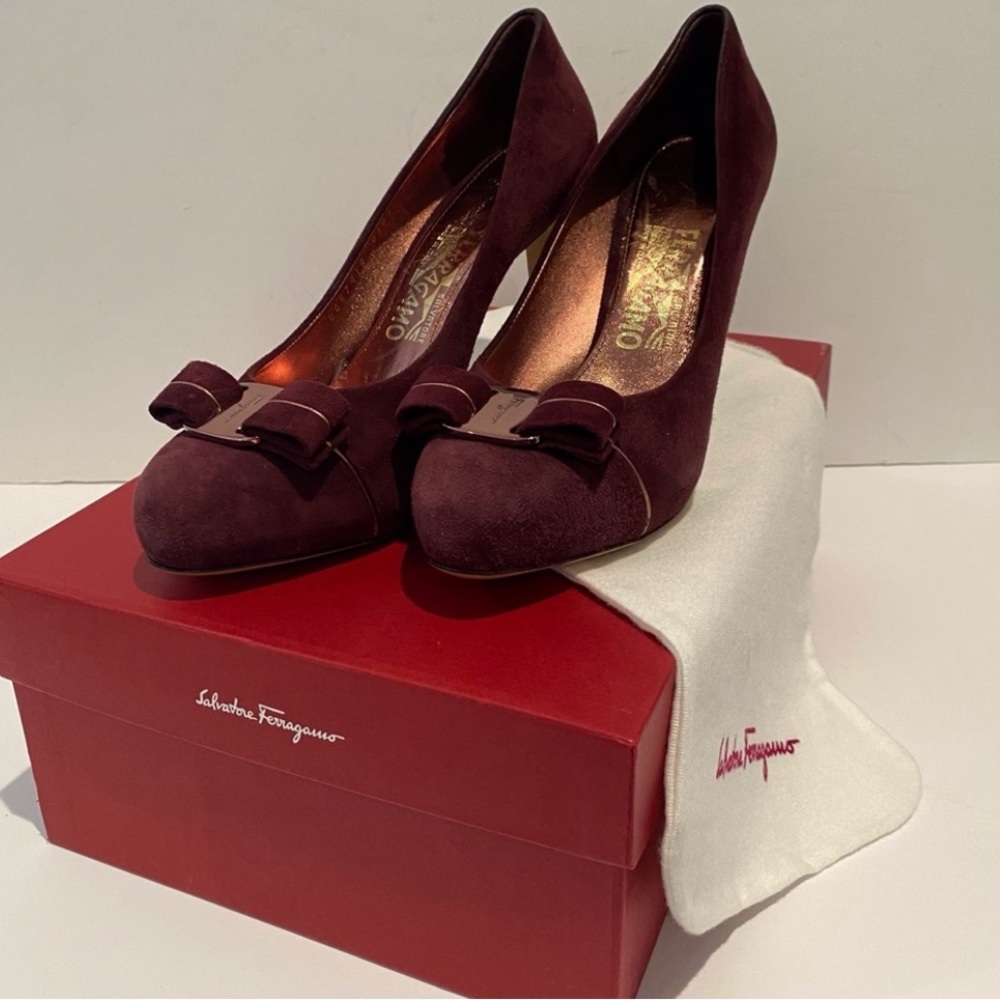 🆕 Salvatore Ferragamo Suede Pumps NIB - Picture 3 of 13